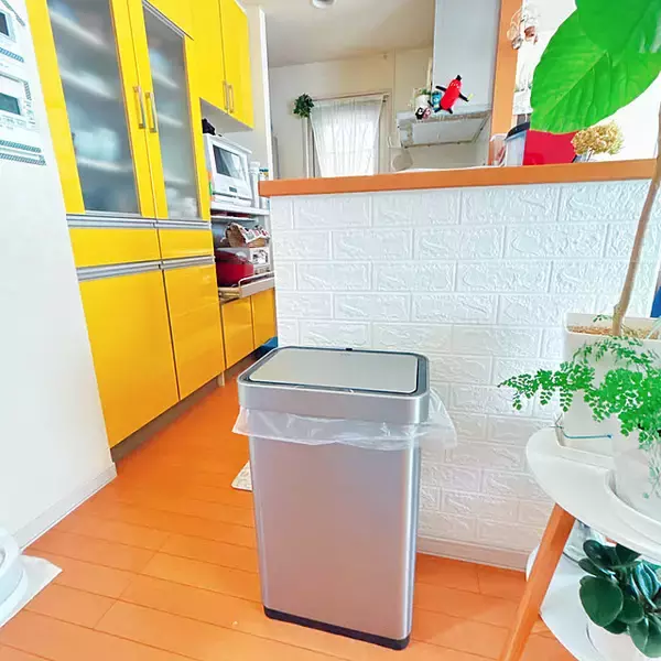 「お部屋の必需品がインテリアに♪使いやすくて見栄えもいいリビングに置きたくなるゴミ箱6選」の画像