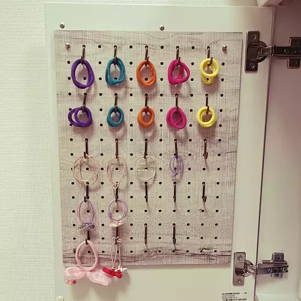 「置き忘れや迷子を防ぐ！欲しいときにすぐ使えるスマートなヘアゴム収納」の画像