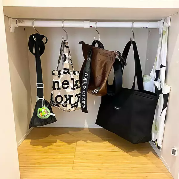 「鞄の置きっぱなしを卒業できる！日常使いの鞄の置き場所や収納法6選」の画像