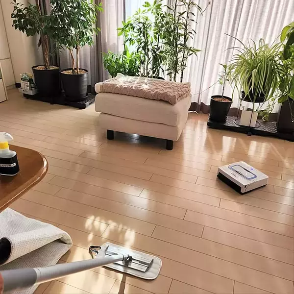 「素足が気持ちいい家にしたい♪サラサラな床をキープする掃除方法」の画像