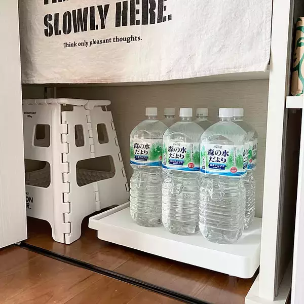 「日々のストックから防災備蓄まで。かさばるペットボトルを賢く管理するコツ」の画像