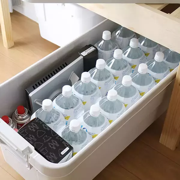 「日々のストックから防災備蓄まで。かさばるペットボトルを賢く管理するコツ」の画像