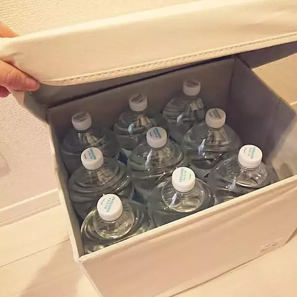 「日々のストックから防災備蓄まで。かさばるペットボトルを賢く管理するコツ」の画像