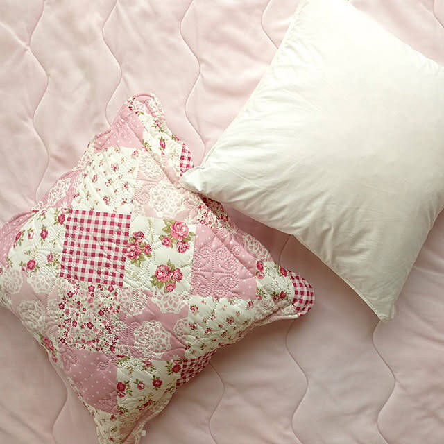 ふっくらとしたボリュームと弾力が心地いい♪無印良品の羽根クッション