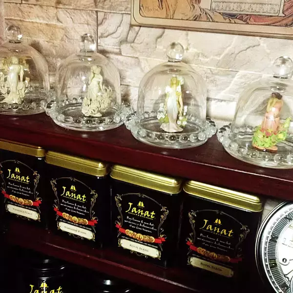 「インテリアに世界観をプラスする☆セリアのガラスドームを活用したディスプレイ実例6選」の画像