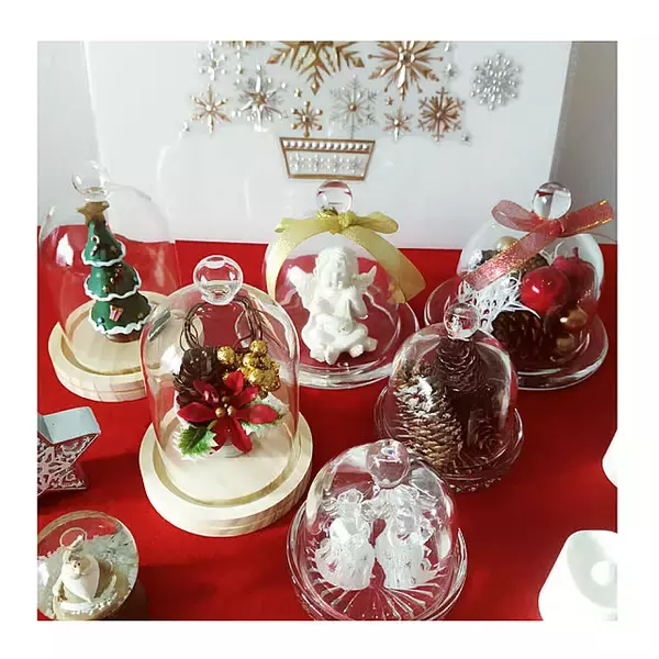 「インテリアに世界観をプラスする☆セリアのガラスドームを活用したディスプレイ実例6選」の画像