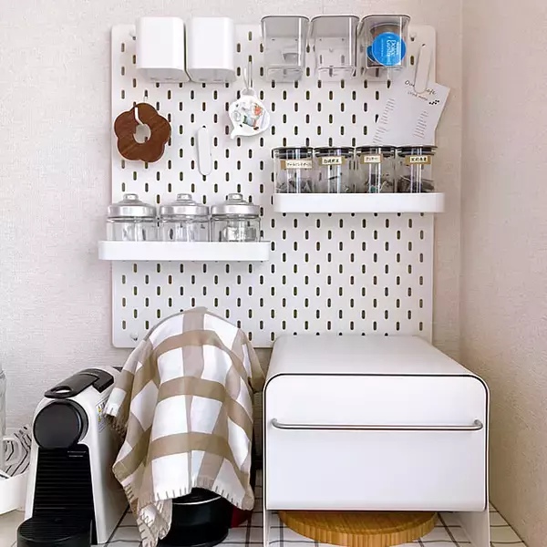 「有効ボードを自分好みにカスタマイズ！IKEAのSKÅDISを使った収納アイデア6選」の画像