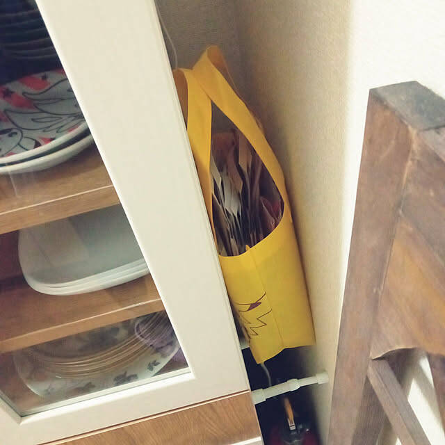 ちょっとしたスペースでこそ活躍！収納効率を高める、短めのつっぱり棒の活用アイデア6選