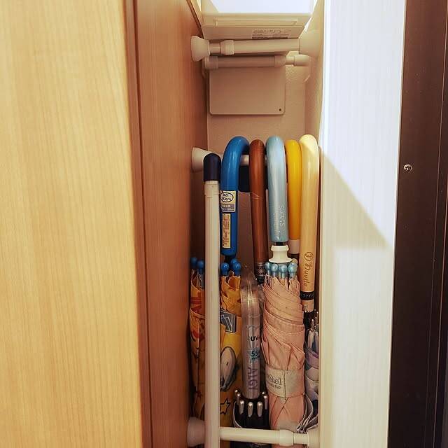 ちょっとしたスペースでこそ活躍！収納効率を高める、短めのつっぱり棒の活用アイデア6選