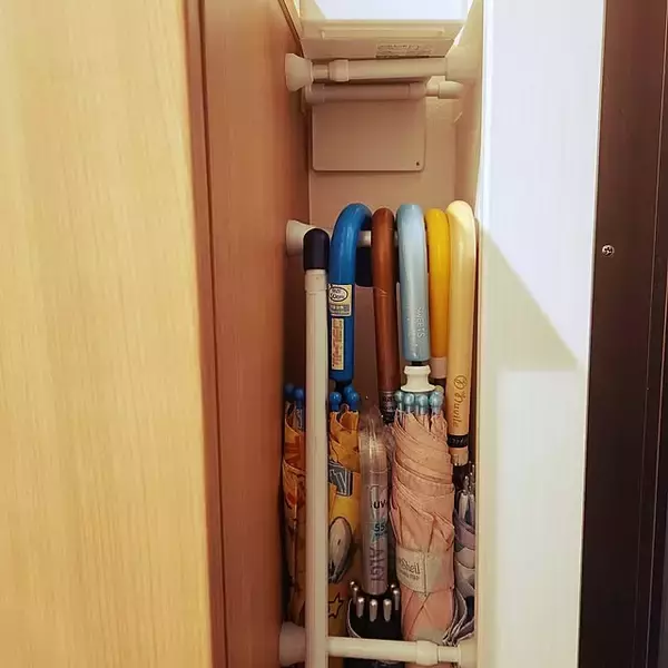 「ちょっとしたスペースでこそ活躍！収納効率を高める、短めのつっぱり棒の活用アイデア6選」の画像