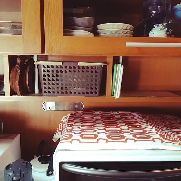 「ちょっとしたスペースでこそ活躍！収納効率を高める、短めのつっぱり棒の活用アイデア6選」の画像