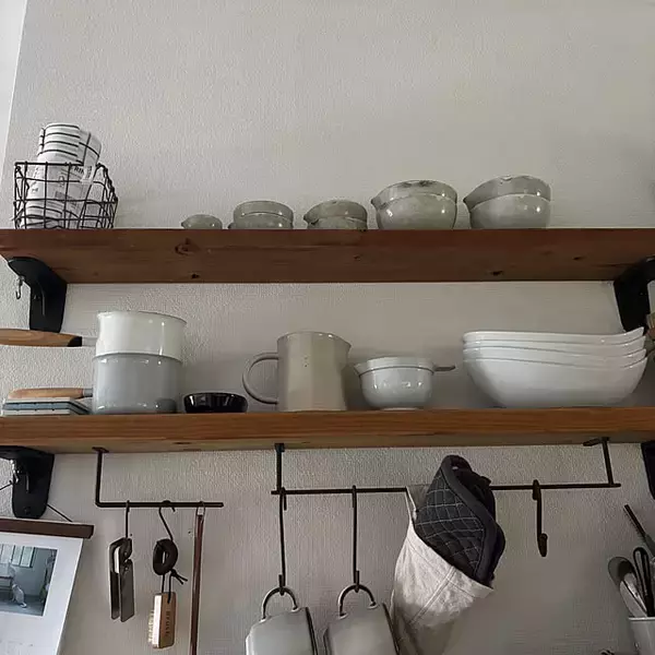 「片付けやすいお部屋づくりのひと工夫♪セリアのアイアンバーを使った収納アイデア6選」の画像