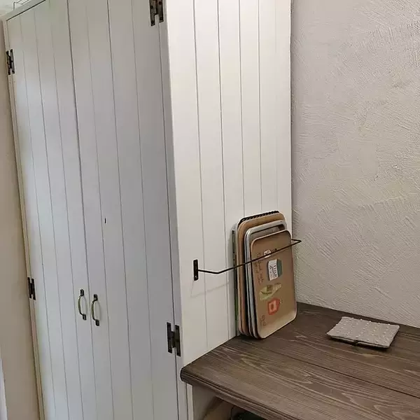 「片付けやすいお部屋づくりのひと工夫♪セリアのアイアンバーを使った収納アイデア6選」の画像