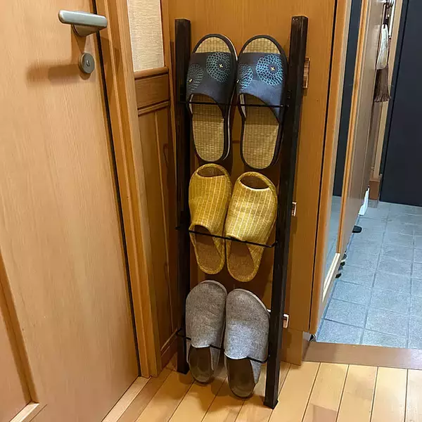 「片付けやすいお部屋づくりのひと工夫♪セリアのアイアンバーを使った収納アイデア6選」の画像