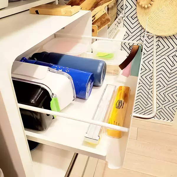 「乾燥しながらしまえる方法も！参考にしたい水筒収納のアイデア集」の画像