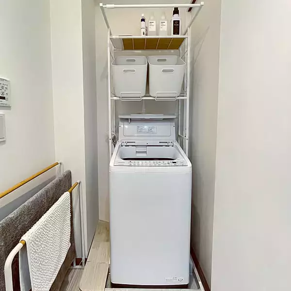 「洗濯機まわりをすっきり整える♪お気に入りのランドリーラックで収納も家事も快適に」の画像