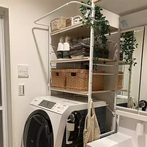 「洗濯機まわりをすっきり整える♪お気に入りのランドリーラックで収納も家事も快適に」の画像