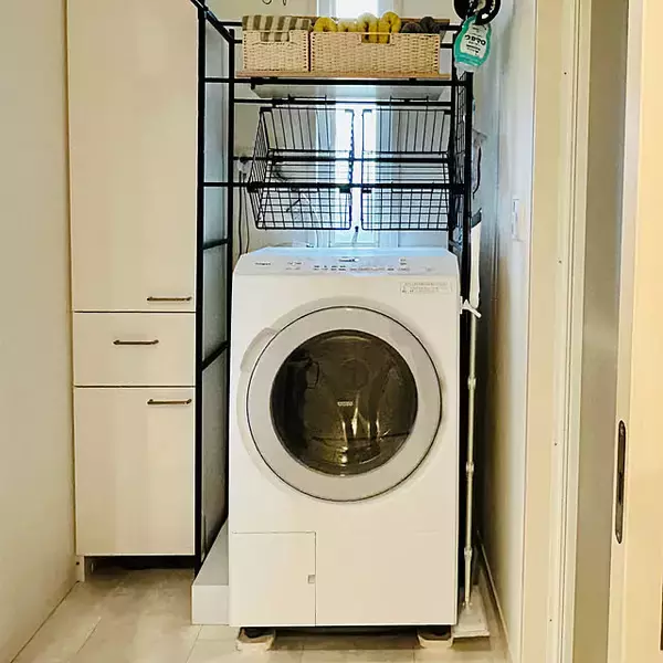 「洗濯機まわりをすっきり整える♪お気に入りのランドリーラックで収納も家事も快適に」の画像