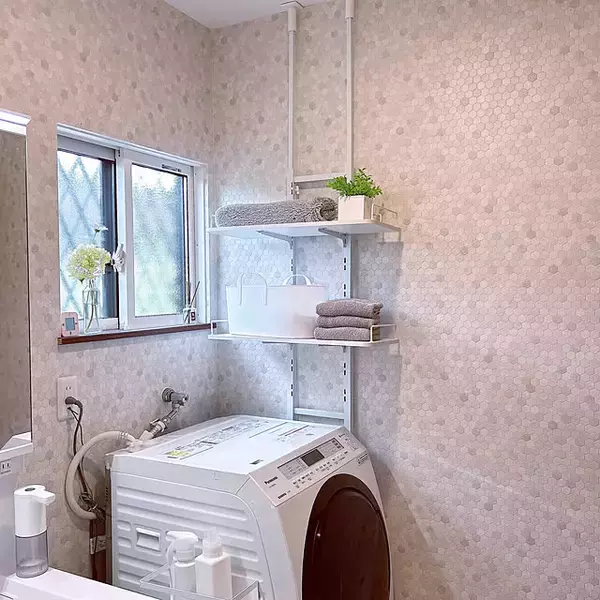 「洗濯機まわりをすっきり整える♪お気に入りのランドリーラックで収納も家事も快適に」の画像