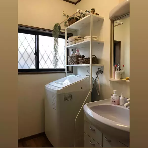 「洗濯機まわりをすっきり整える♪お気に入りのランドリーラックで収納も家事も快適に」の画像