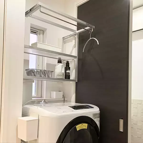 「洗濯機まわりをすっきり整える♪お気に入りのランドリーラックで収納も家事も快適に」の画像