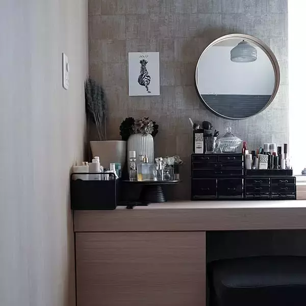「置き方ひとつでお部屋の印象もアップ♪使い心地がいい化粧品収納アイデア」の画像