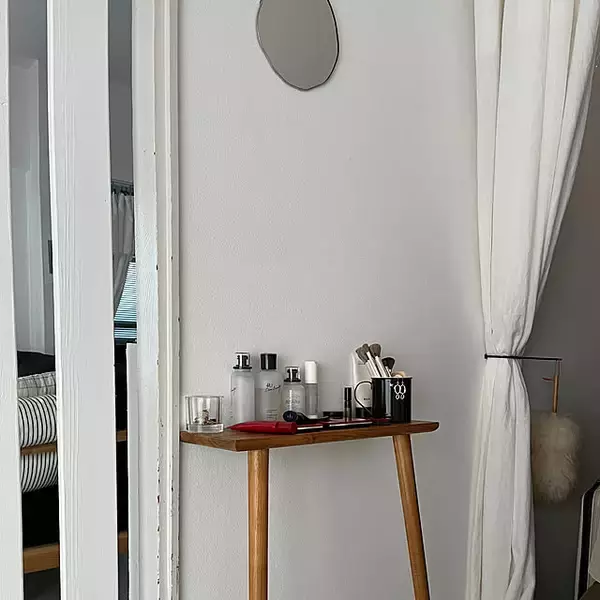 「置き方ひとつでお部屋の印象もアップ♪使い心地がいい化粧品収納アイデア」の画像