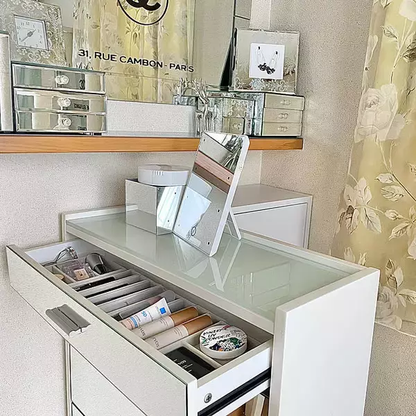 「置き方ひとつでお部屋の印象もアップ♪使い心地がいい化粧品収納アイデア」の画像