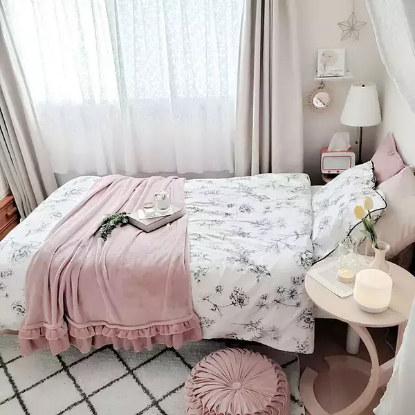 「RoomClipショッピングで買える！コンパクトなテーブル集めました」の画像