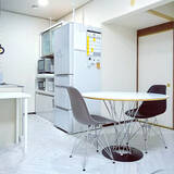 「彫刻のような造形美と空間になじむ佇まい。イサムノグチの照明とテーブル」の画像10