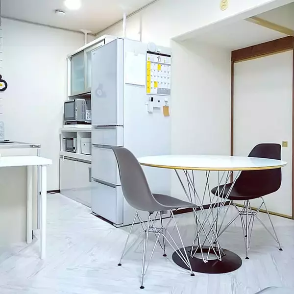 「彫刻のような造形美と空間になじむ佇まい。イサムノグチの照明とテーブル」の画像