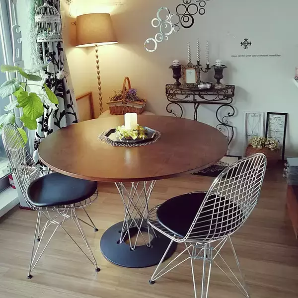 「彫刻のような造形美と空間になじむ佇まい。イサムノグチの照明とテーブル」の画像