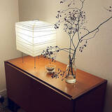 「彫刻のような造形美と空間になじむ佇まい。イサムノグチの照明とテーブル」の画像2