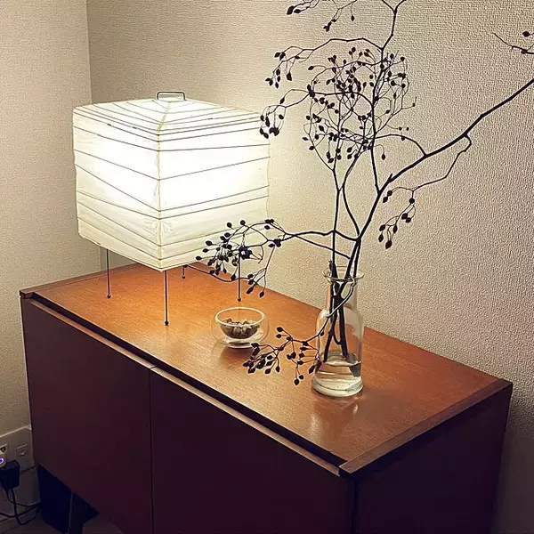 「彫刻のような造形美と空間になじむ佇まい。イサムノグチの照明とテーブル」の画像