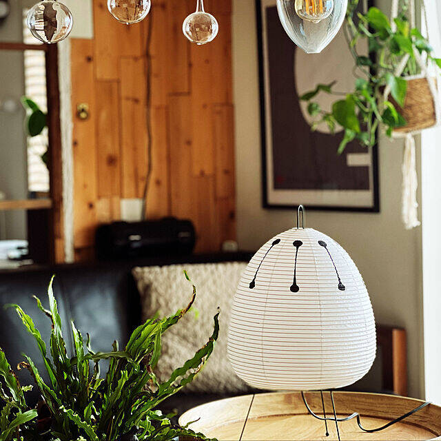 彫刻のような造形美と空間になじむ佇まい。イサムノグチの照明とテーブル