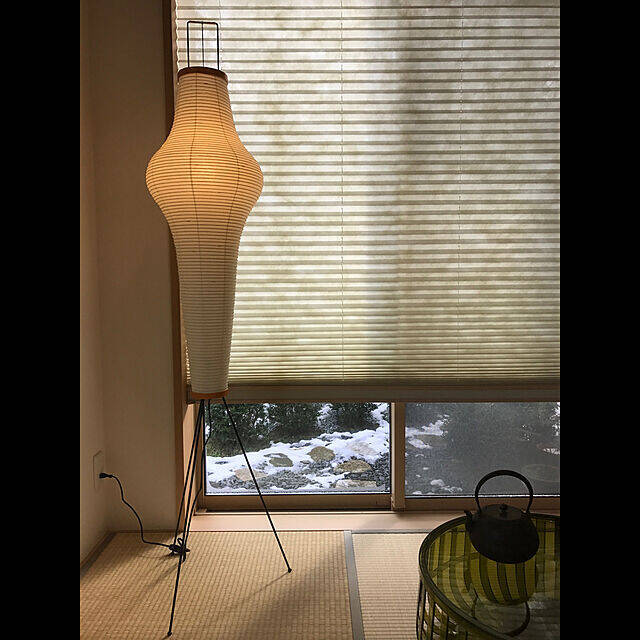 彫刻のような造形美と空間になじむ佇まい。イサムノグチの照明とテーブル