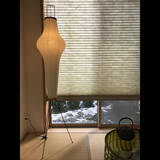 「彫刻のような造形美と空間になじむ佇まい。イサムノグチの照明とテーブル」の画像4