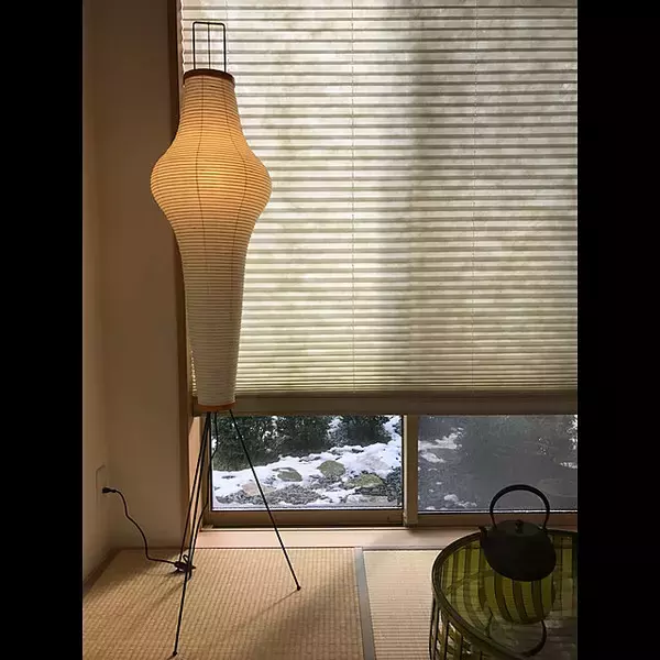 「彫刻のような造形美と空間になじむ佇まい。イサムノグチの照明とテーブル」の画像