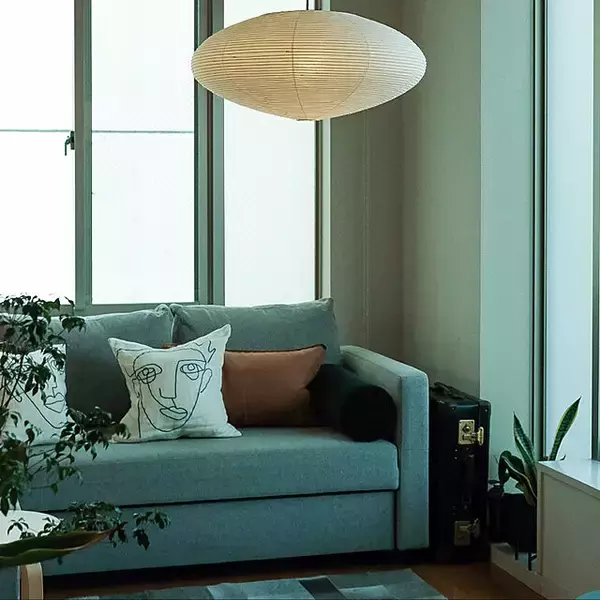 「彫刻のような造形美と空間になじむ佇まい。イサムノグチの照明とテーブル」の画像