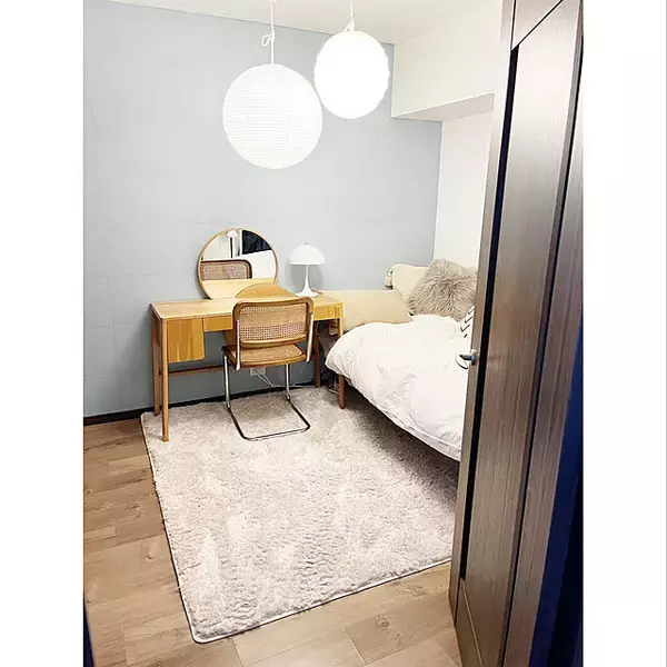 「彫刻のような造形美と空間になじむ佇まい。イサムノグチの照明とテーブル」の画像