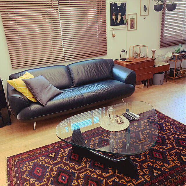 彫刻のような造形美と空間になじむ佇まい。イサムノグチの照明とテーブル