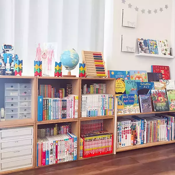 「絵本に親しめる環境づくりを♪お子さんが喜ぶ絵本棚の活用実例集」の画像