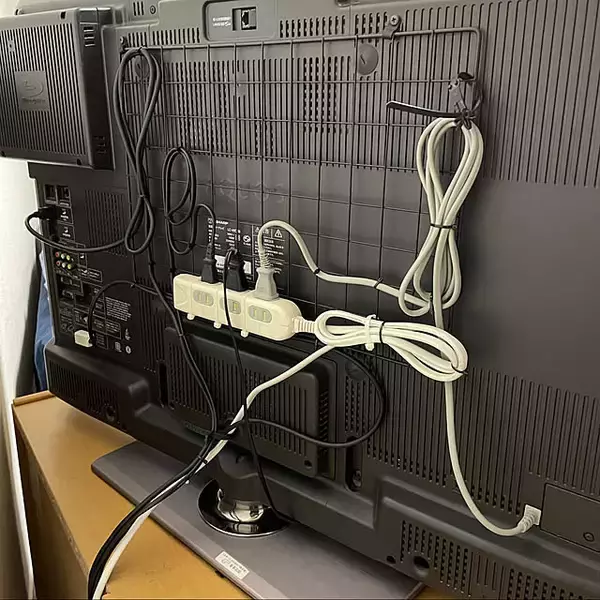 「テレビ周りをスッキリ収納するのに役立つ☆ダイソーの便利アイテム特集」の画像