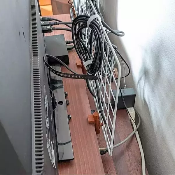 「テレビ周りをスッキリ収納するのに役立つ☆ダイソーの便利アイテム特集」の画像