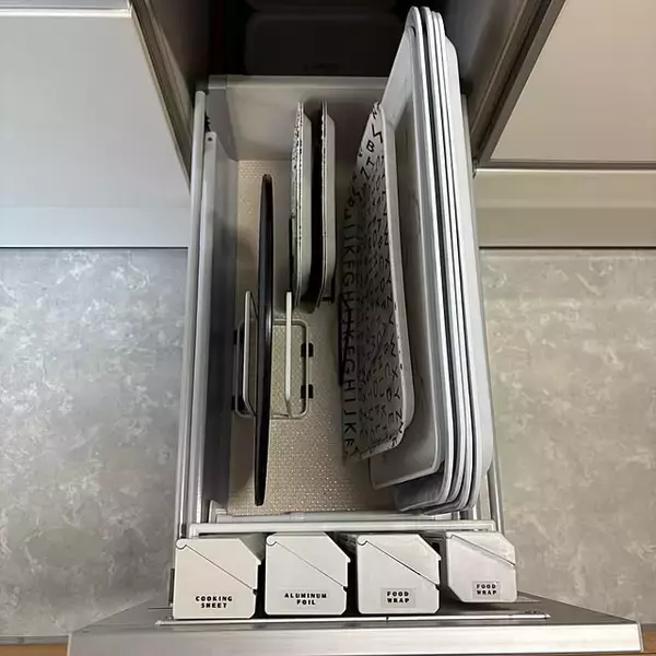 「家事のプチストレス解消！取り出しやすくて片付けやすいラップ収納のアイデア6選」の画像