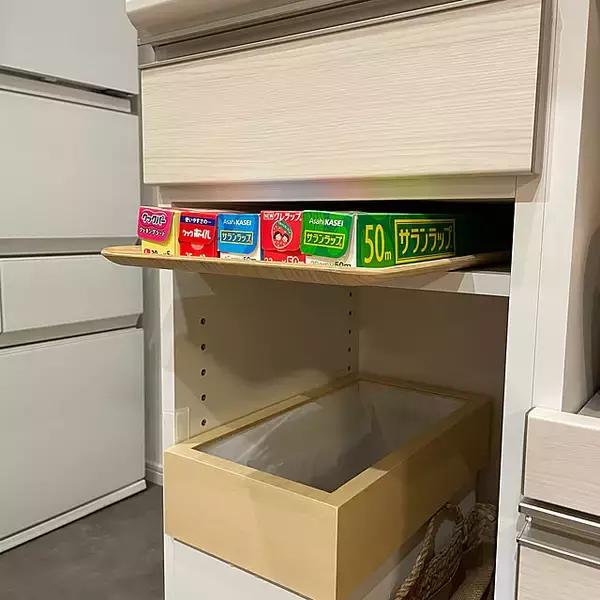 「家事のプチストレス解消！取り出しやすくて片付けやすいラップ収納のアイデア6選」の画像