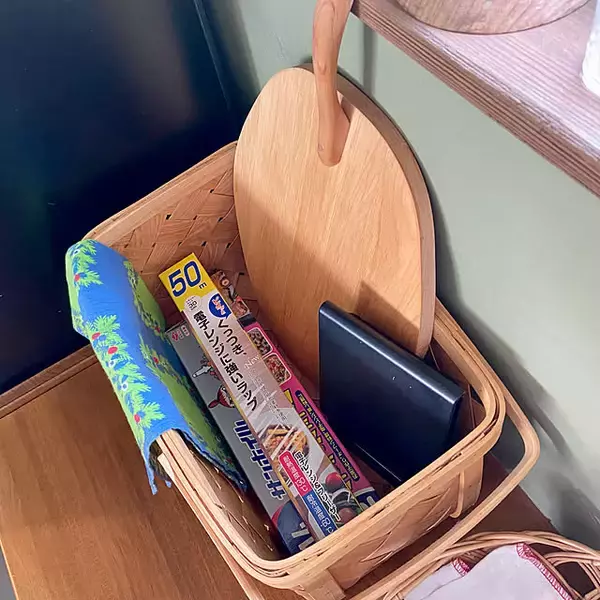 「家事のプチストレス解消！取り出しやすくて片付けやすいラップ収納のアイデア6選」の画像