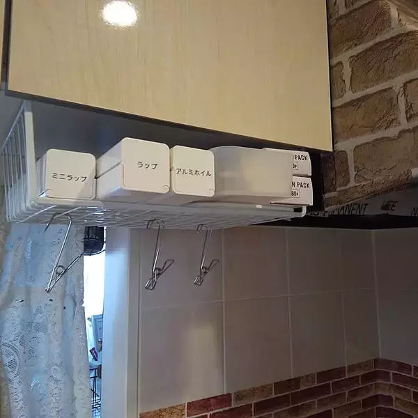 「家事のプチストレス解消！取り出しやすくて片付けやすいラップ収納のアイデア6選」の画像