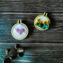心がちょっとほっとするようなアイテムを手作りで。セリアの刺繍枠を使った作品6選