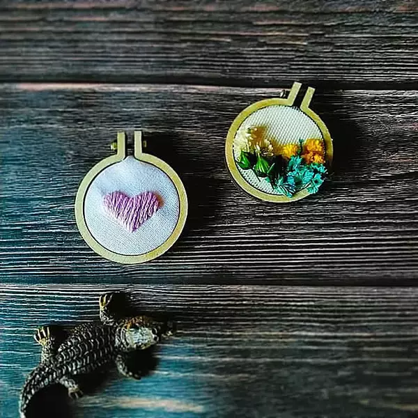 心がちょっとほっとするようなアイテムを手作りで。セリアの刺繍枠を使った作品6選